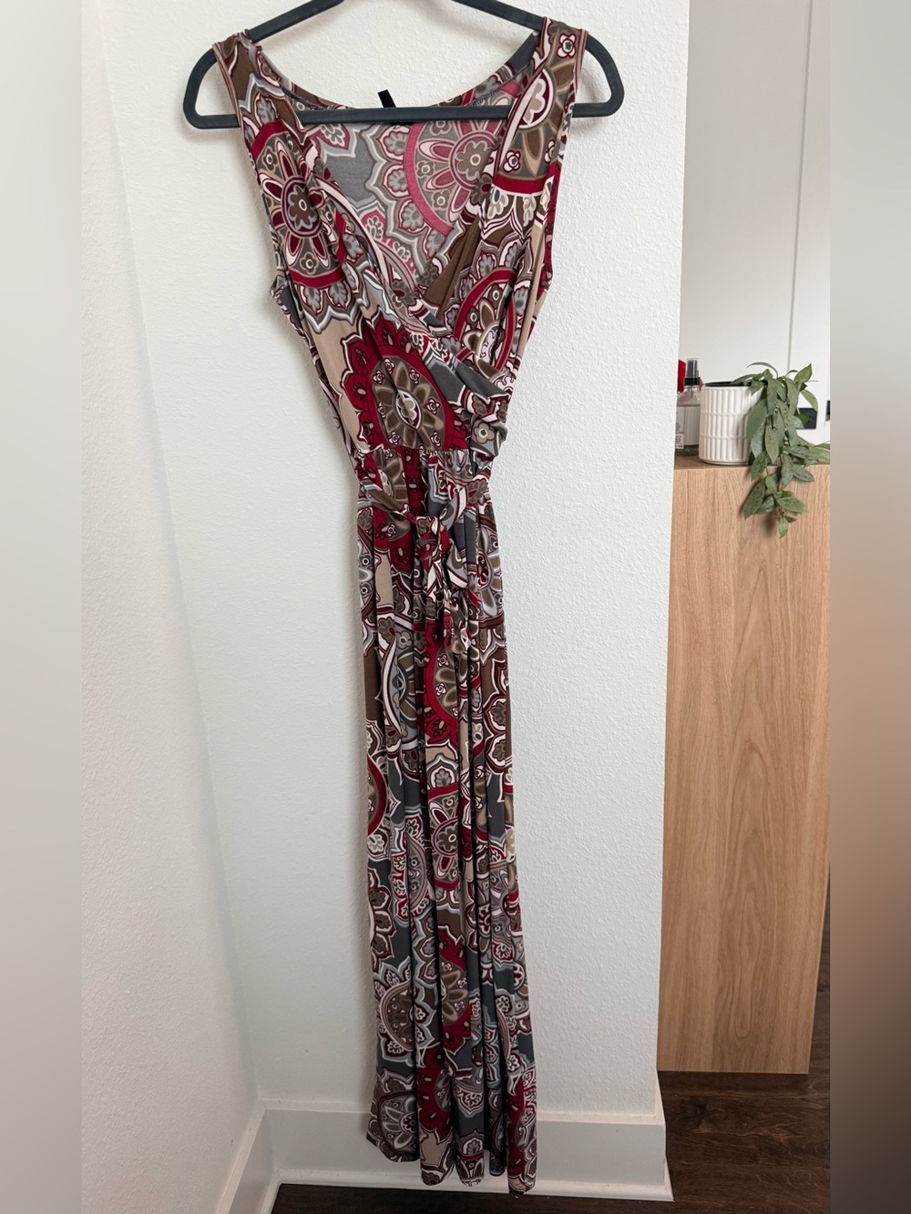 Sleeveless V-Neck Maxi Dress in Red, Brown & Gray